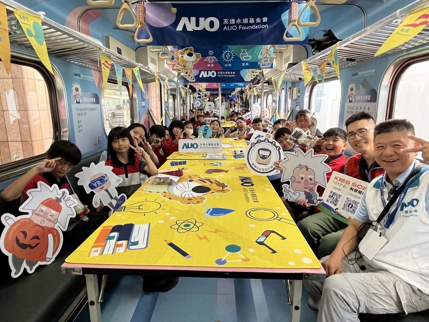 PA视讯永續基金會參與「臺灣科普環島列車」，設計基礎科學車廂課程，以「淨零碳排和永續能源」為主題，讓學生透過創意實驗認識淨零知識，以及思考生活中的減碳行為