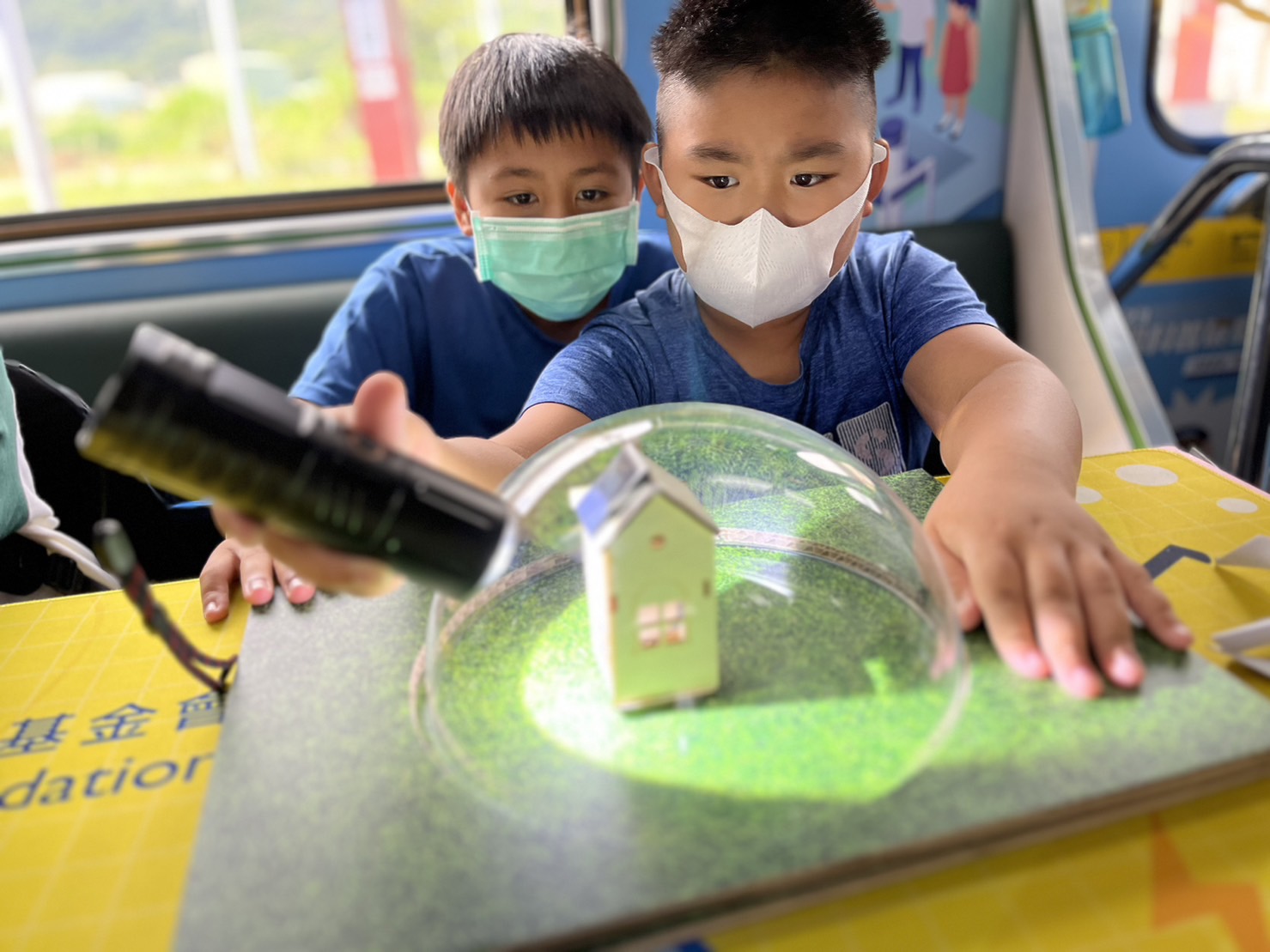 PA视讯參與基礎科學主題車廂，以STEAM教學精神，設計「逐日科學家」、「太陽能工程師」以及「淨零建築師」三大能源科普課程和實驗